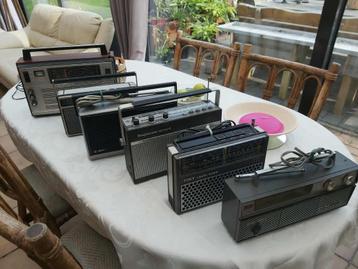 Retro draagbare radio's beschikbaar voor biedingen