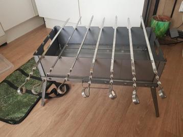 Opvouwbare barbecue met tas en roestvrijstalen spiesjes beschikbaar voor biedingen