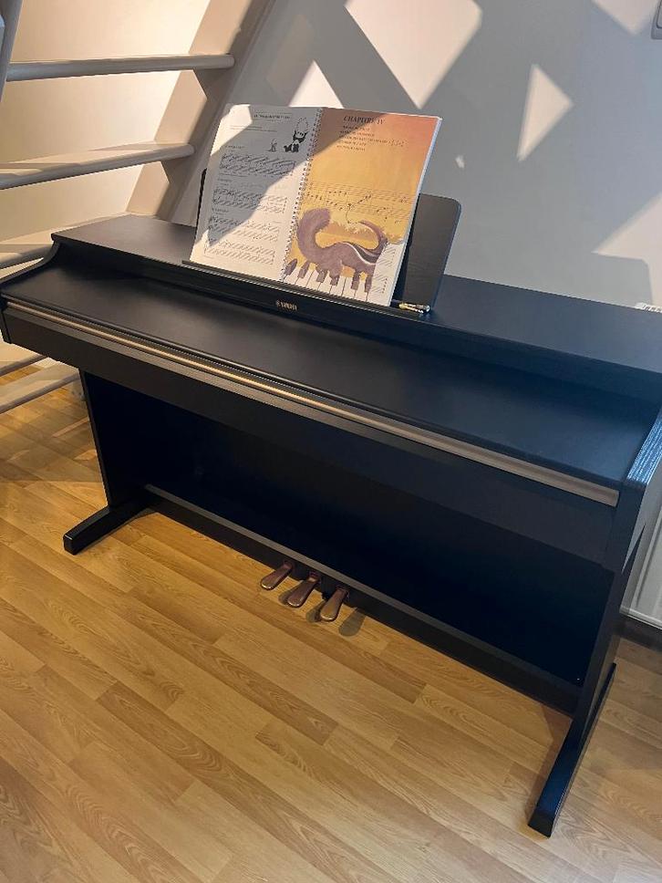 Piano YDP-162B état neuf, Muziek en Instrumenten, Piano's, Zo goed als nieuw, Piano, Zwart, Digitaal, Ophalen