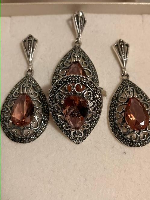 Zilveren sieraden set met kleurveranderende zultanite, Bijoux, Sacs & Beauté, Boucles d'oreilles, Neuf, Puces ou Clous, Argent