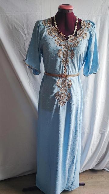 Robe femme en broderie doréstyle oriental couleur bleu ciel  beschikbaar voor biedingen