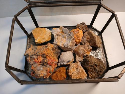 mineralen met auripigment( arsenicum), Verzamelen, Mineralen en Fossielen, Ophalen of Verzenden