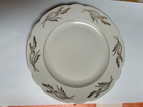 Vintage eetservies met versierd met gouden rand en gouden bl, Antiek en Kunst, Antiek | Servies compleet, Ophalen