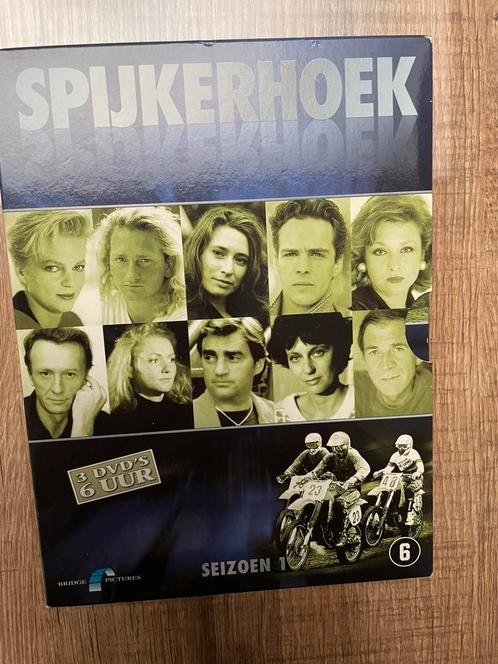 DVD Box - SPIJKERHOEK - seizoen 1, Cd's en Dvd's, Dvd's | Nederlandstalig, Zo goed als nieuw, Film, Drama, Boxset, Alle leeftijden