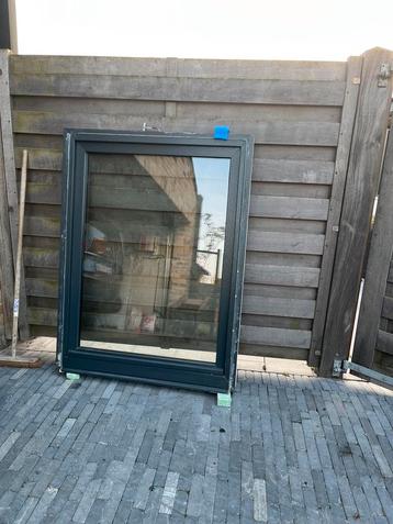 Draaikipraam PVC houtstructuur van Kömmerling beschikbaar voor biedingen