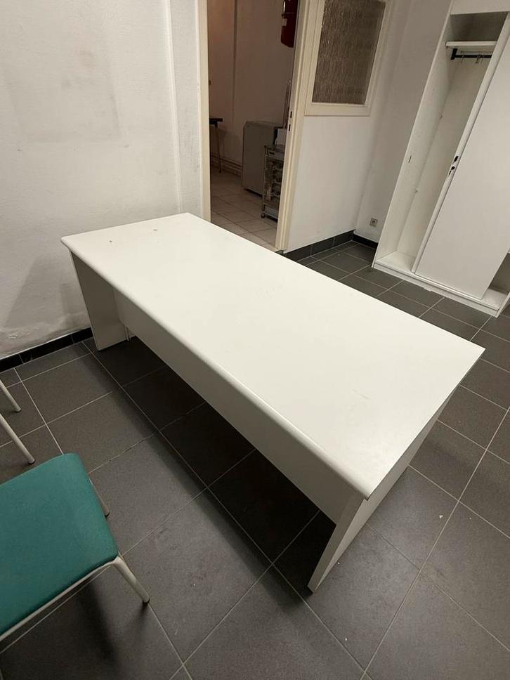 ️ Stevige witte bureau – groot formaat – goede staat, Bricolage & Construction, Plaques & Panneaux, Comme neuf, Bois, 20 à 50 mm