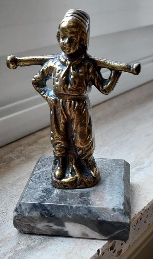 Koper beeldje op grijs marmer sokkeltje, Verzamelen, Beelden en Beeldjes, Gebruikt, Mens, Ophalen of Verzenden