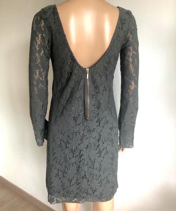 Belle robe en dentelle grise avec dos en V Trf (taille S), Neuf, Gris, Enlèvement ou Envoi, Trf
