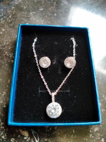 Nieuwe ketting+hanger en oorstekers beschikbaar voor biedingen