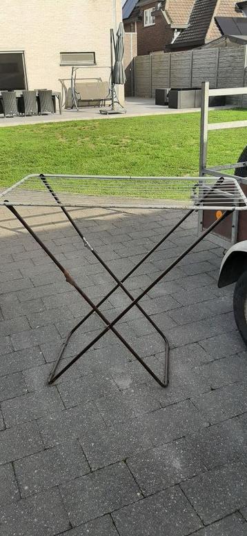 Oudere droogrek beschikbaar voor biedingen