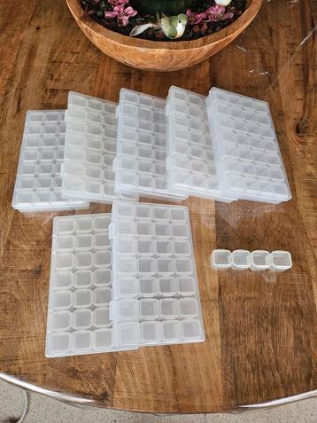 7 opbergdoosjes en 1 aparte beschikbaar voor biedingen