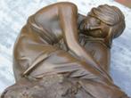 statue d une femme accroupie sur un rocher en bronze signé ., Bronze, Enlèvement ou Envoi