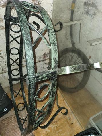 Antieke handgemaakte salontafel in goede staat met glas beschikbaar voor biedingen