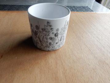 nr.103 - Bloempot wit/grijs beschikbaar voor biedingen