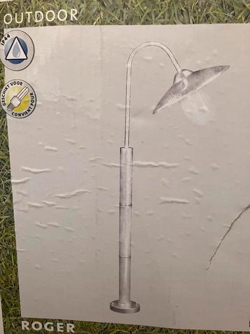 Lot 3 rétro buitenlampen op voet beschikbaar voor biedingen