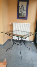 Vierkante glazen tafel op smeedwerk onderstel., Ophalen, Zo goed als nieuw
