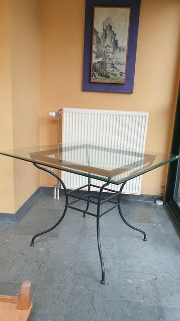 Vierkante glazen tafel op smeedwerk onderstel. beschikbaar voor biedingen