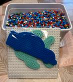 Doos (2 liter ijs) met gekleurde strijkkralen+3 vormen., Kinderen en Baby's, Ophalen of Verzenden, Zo goed als nieuw, Knutselen