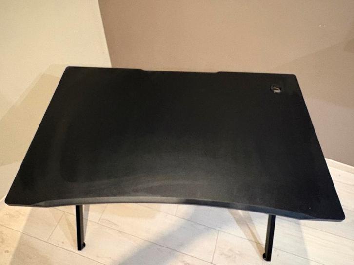 Zwart speelbureau - metalen poten - kabeldoorvoertules, Huis en Inrichting, Bureaus, Gebruikt, Bureau, Ophalen