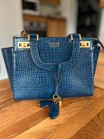 Handtas Guess blauw Croco, Handtassen en Accessoires, Tassen | Damestassen, Ophalen, Zo goed als nieuw, Blauw, Handtas