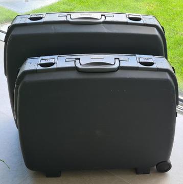 Set van twee stevige reiskoffers beschikbaar voor biedingen