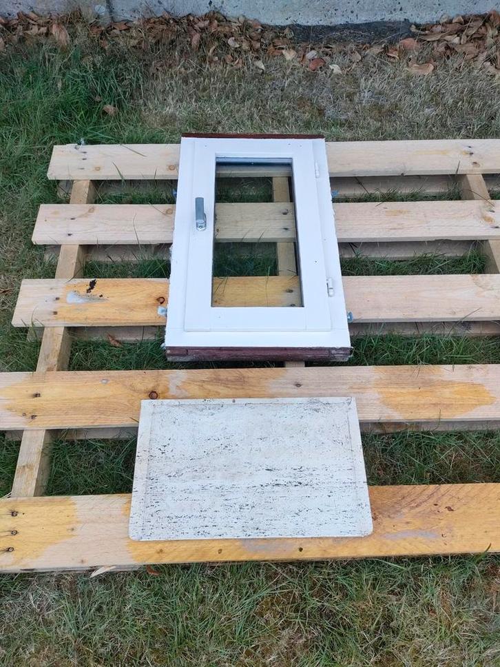 5 Oude houten ramen (dubbel glas) met raam lijsten, Doe-het-zelf en Bouw, Raamkozijnen en Schuifdeuren, Gebruikt, Ophalen