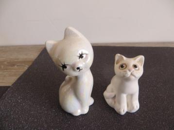 2 beeldjes : witte katten -- poes -- kat, Verzamelen, Ophalen of Verzenden, Gebruikt, Dier
