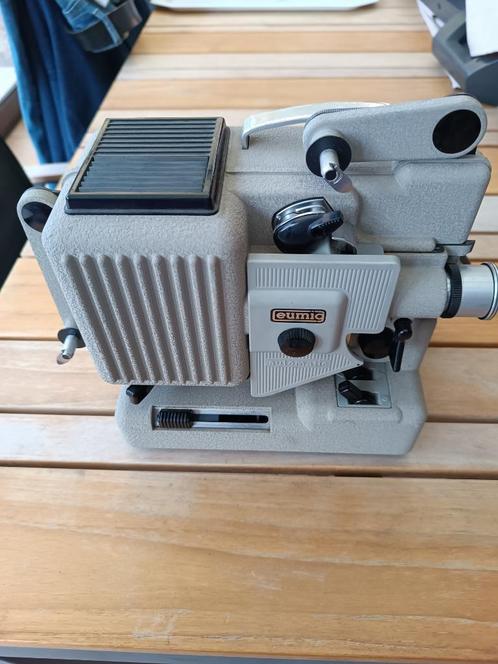 A vendre un projecteur Eumig Wien, Verzamelen, Foto-apparatuur en Filmapparatuur, Projector, 1940 tot 1960, Ophalen
