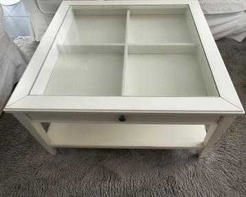 Witte salontafel met glazen blad en opbergruimte beschikbaar voor biedingen
