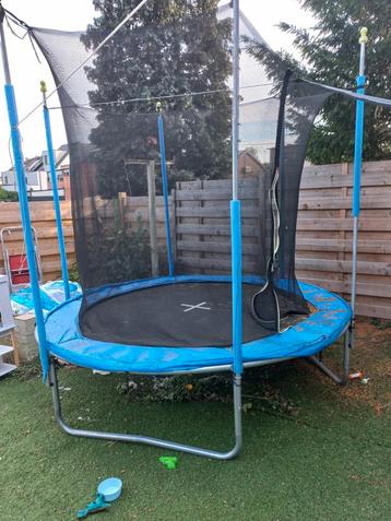 Trampoline in zeer goede staat beschikbaar voor biedingen