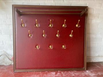 Vintage wandkapstok met messing haken en hoedenplank beschikbaar voor biedingen