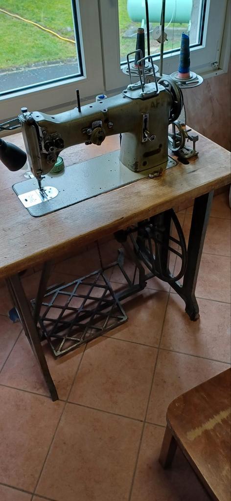 Machine à coudre ancienne PFAFF, Antiquités & Art, Antiquités | Machines à coudre, Enlèvement