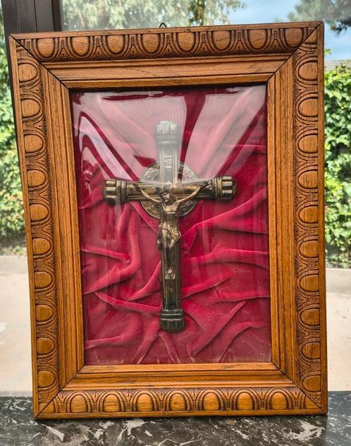Koperen Bronzen Jezus kruis in houten kader met glas, Verzamelen, Religie, Gebruikt, Ophalen