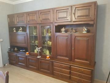 Houten wandkast  beschikbaar voor biedingen