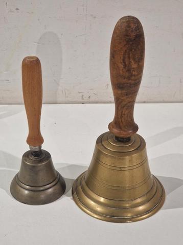 2 schoolbellen brons en koper , groot en klein met houten  beschikbaar voor biedingen