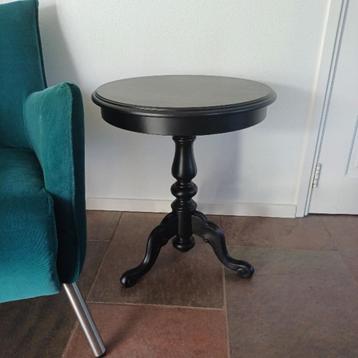 Zwarte, vintage tafel beschikbaar voor biedingen