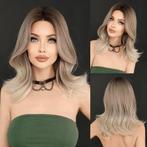 Pruik schouderlang grijsblond haar in laagjes model 1081, Verzenden, Nieuw, Pruik of Haarverlenging