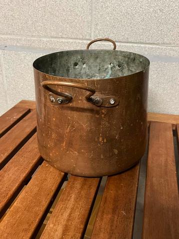 Grote koperen container beschikbaar voor biedingen