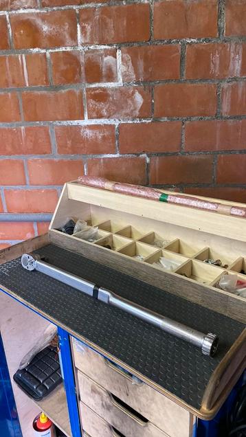 Lange momentsleutel met dop en reductie beschikbaar voor biedingen