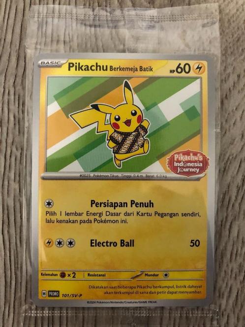 Pokemon Indonesia Exclusive Pikachu Berkemeja Batik 101/SV-P, Hobby en Vrije tijd, Verzamelkaartspellen | Pokémon, Nieuw, Losse kaart