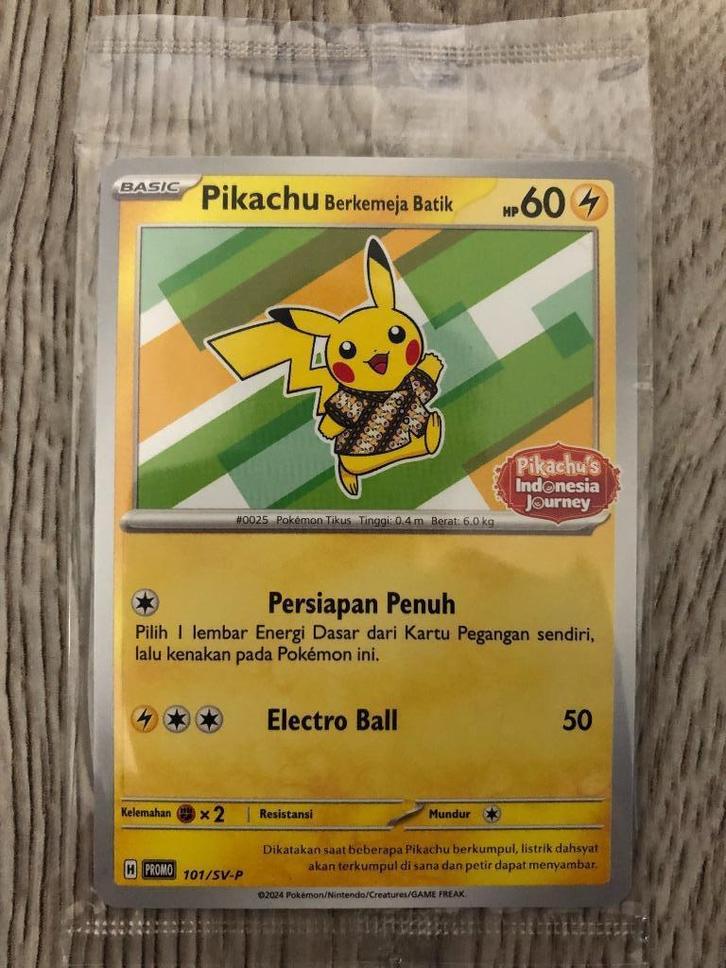 Pokemon Indonesia Exclusive Pikachu Berkemeja Batik 101/SV-P, Hobby & Loisirs créatifs, Jeux de cartes à collectionner | Pokémon