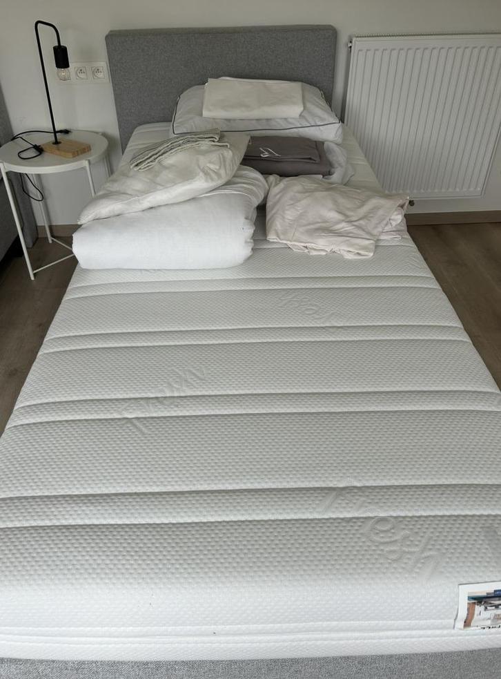 Boxspring 1 Persoon 2 jaar oud, Huis en Inrichting, Slaapkamer | Boxsprings, Zo goed als nieuw, 90 cm, 200 cm, Eenpersoons, Grijs