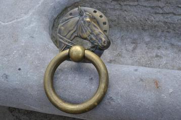 grote messing deurklopper beschikbaar voor biedingen
