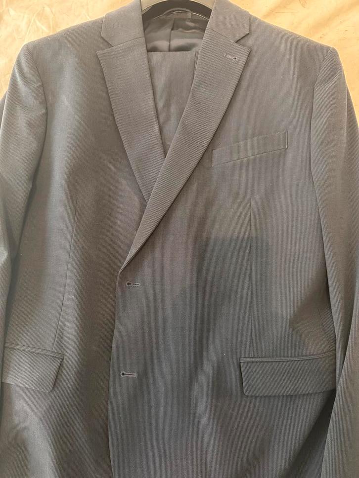 Superbe costume bleu foncé taille 58 porté une fois., Vêtements | Hommes, Costumes & Vestes, Comme neuf, Taille 56/58 (XL), Enlèvement ou Envoi