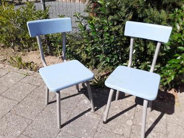 Vintage kinderstoeltjes beschikbaar voor biedingen