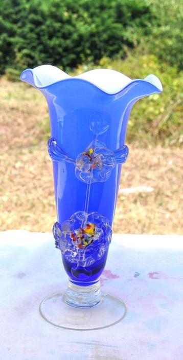 vase evasé bleu et blanc verre soufflé avec rosace  beschikbaar voor biedingen