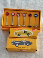 Lot nr. 19 _ Dinky Atlas (Aston + Triumph + Panneaux signal), Enlèvement ou Envoi, Comme neuf, Voiture, Dinky Toys