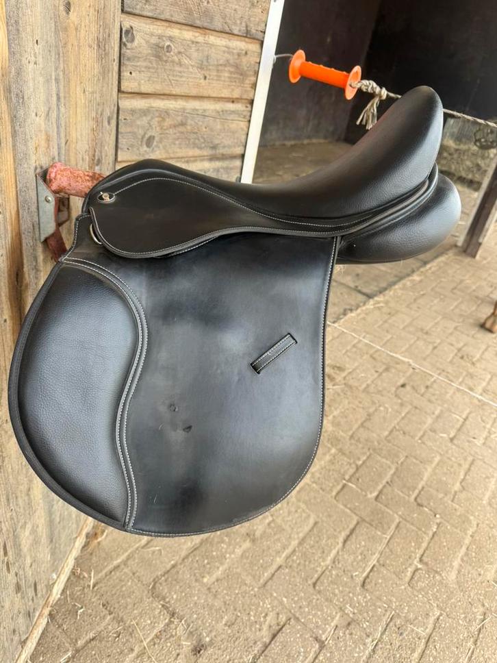 Selle polyvalente Waldhausen 17,5 pouces, Animaux & Accessoires, Chevaux & Poneys | Selles, Utilisé, Récréation, Enlèvement ou Envoi