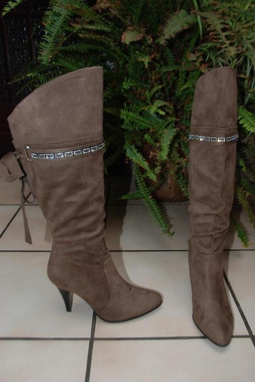 Superbes hautes bottes en suèdine brune Pointure 39 NEUVES!S, Vêtements | Femmes, Chaussures, Neuf, Bottes hautes, Brun, Enlèvement ou Envoi