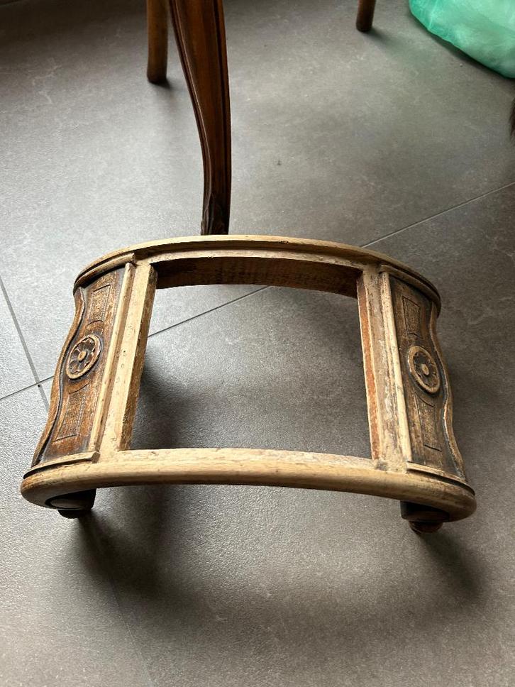 GEZOCHT : stoffeerder (ster ) voor klein antiek voetbankje, Antiek en Kunst, Curiosa en Brocante, Ophalen of Verzenden
